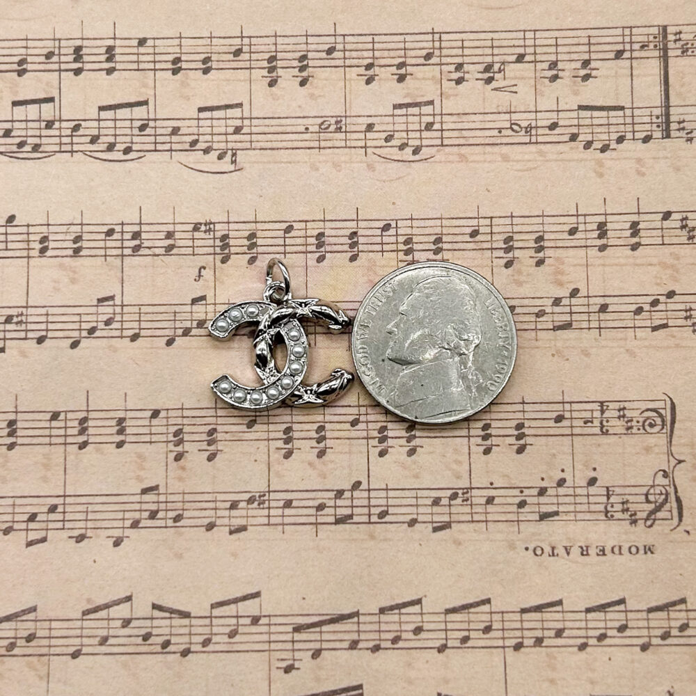 Silvertone Pearl Quilted Zipper Pull - Image 3